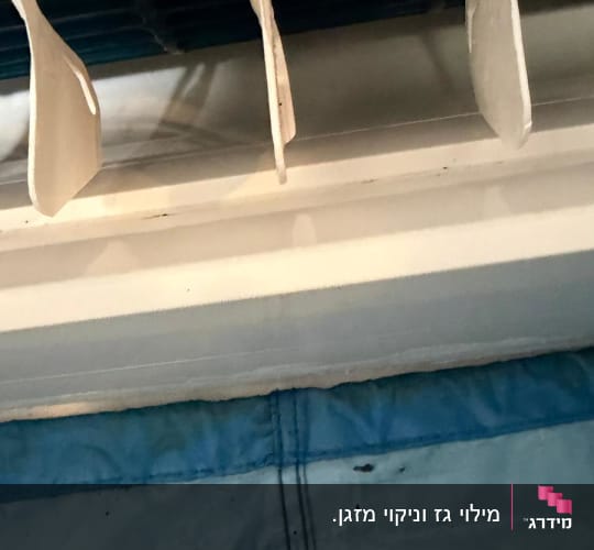 תמונה של מזגן עם תריסים פתוחים